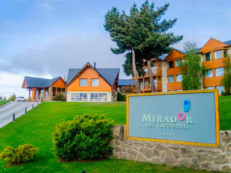 Área externa do Mirador del Lago, dica de onde ficar em El Calafate, com grande jardim e prédios