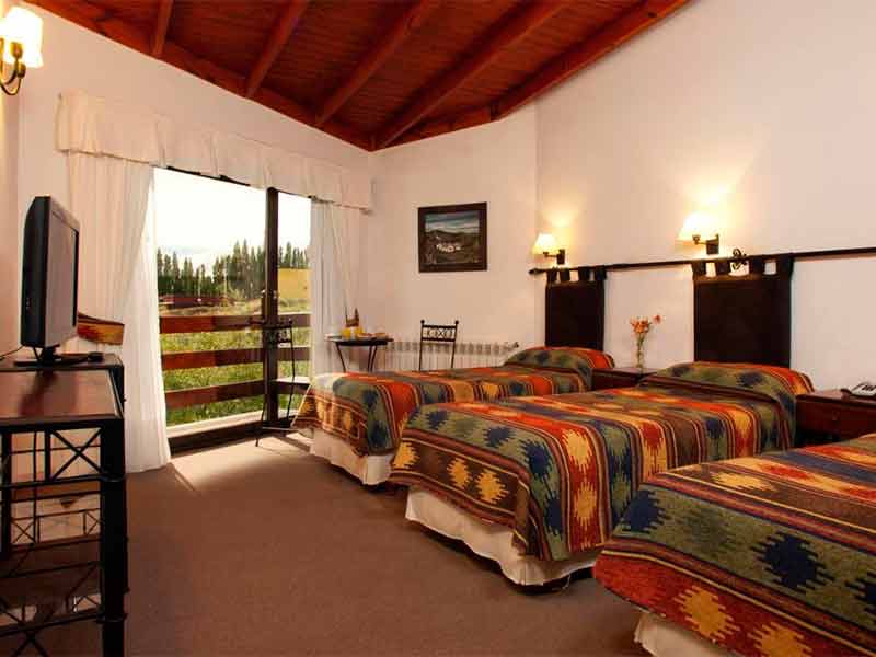 Quarto do Sierra Nevada com três camas, TV e carpete