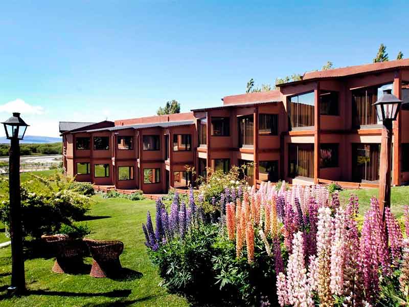 Área externa do Sierra Nevada com jardim em dia de céu azul