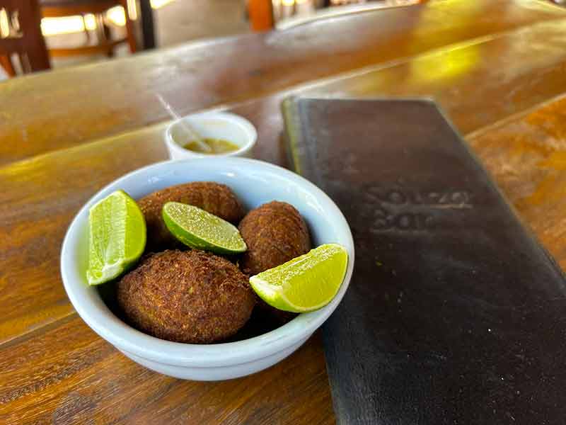 Bolinhos de peixe com rodelas de limão do Souza Bar