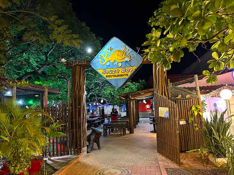 Entrada do Souza Bar à noite, dica de o que fazer na Praia do Forte