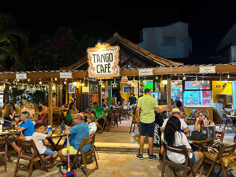 Pessoas lotam o Tango Café, dica de onde comer na Praia do Forte