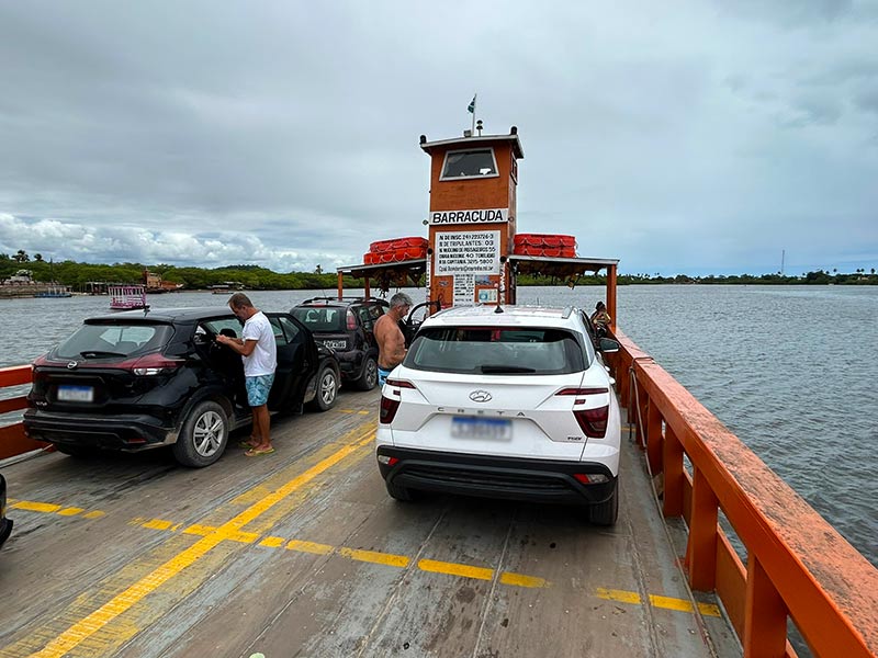 Carros na balsa para chegar em Japaratinga, Alagoas, em dia nublado