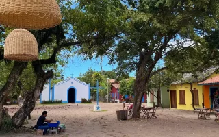 Árvores encobrem igrejinha em praça de Caraíva