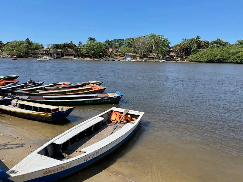 Barquinhos que dão acesso a Caraíva, na Bahia