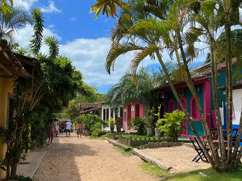 Casas coloridas em rua de areia de Caraíva