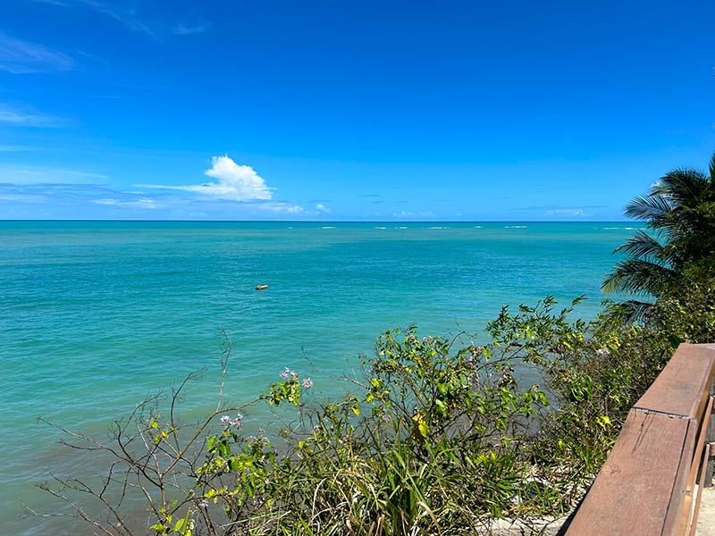 Vista da praia no Mirante Aruanã, em Alagoas, em dia de céu azul