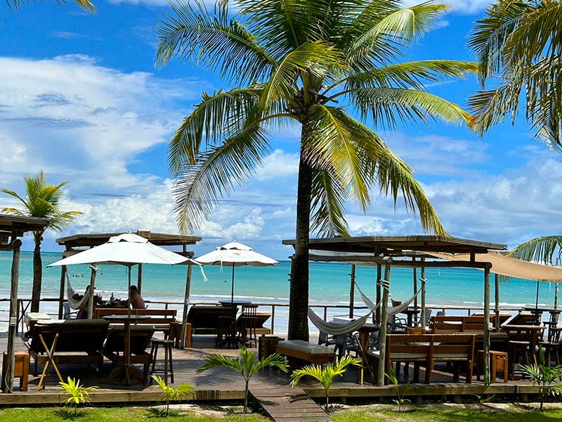 Vista para Ipioca, uma das melhores praias de Alagoas, com coqueiro e guarda-sóis do Hibiscus
