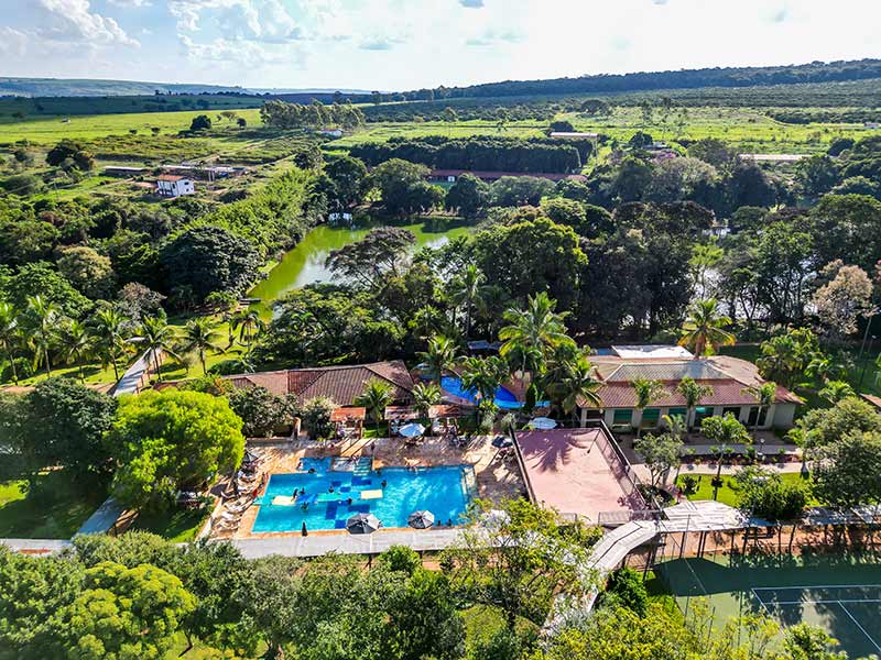 Imagem aérea do Hotel Fazenda Areia que Canta com piscinas e área verde