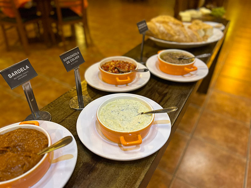 Pastinhas de diversos sabores e pães em jantar em hotel fazenda