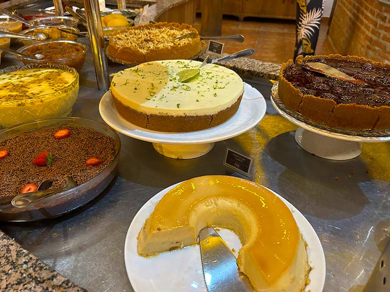 Torta de limão, pudim e pavê de chocolate em buffet de sobremesas em hotel faenda