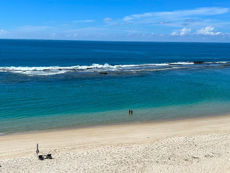 Vista para o mar esverdeado da Barra de São Miguel a partir da janela do hotel Ritz