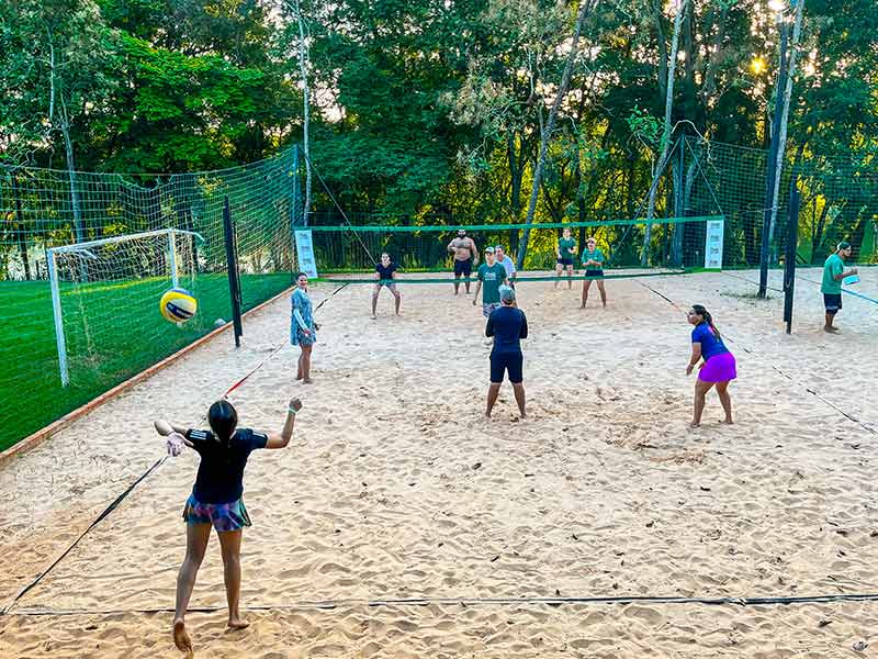 Hóspedes jogam beach tennis no hotel fazenda Areia que Canta