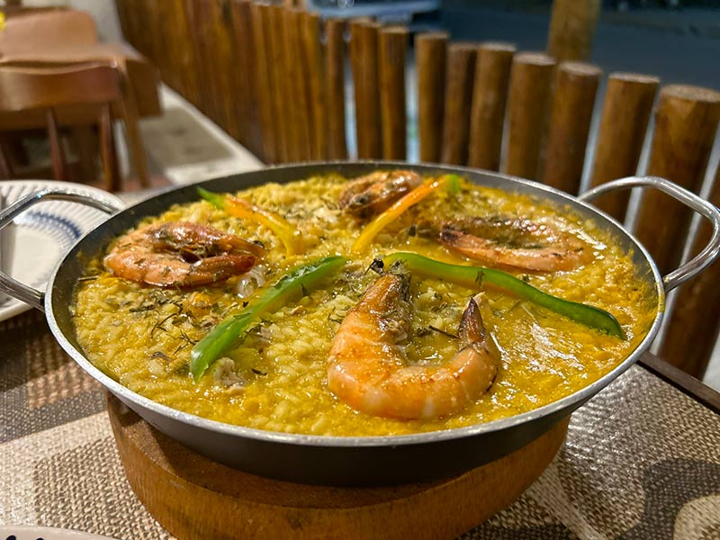 Paella com camarões e pimentões do O Beco, dica de onde comer em São Miguel dos Milagres