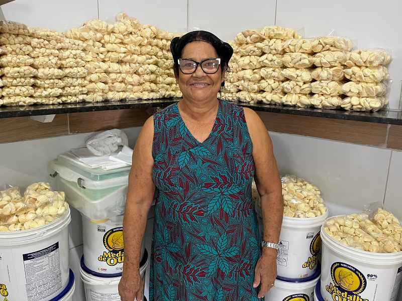 Tia Marlene, uma das mais famosas produtoras de bolinho de goma em Maragogi