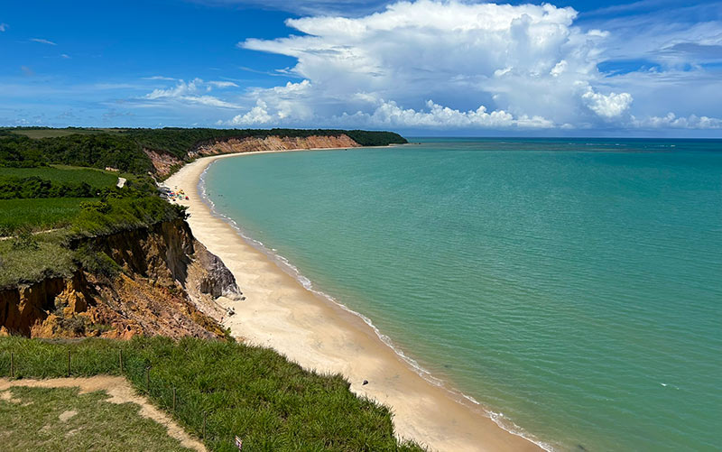 Vista do mirante da Praia de Carro Quebrado, uma das praias de Alagoas, com mar esverdeado e areias vazias