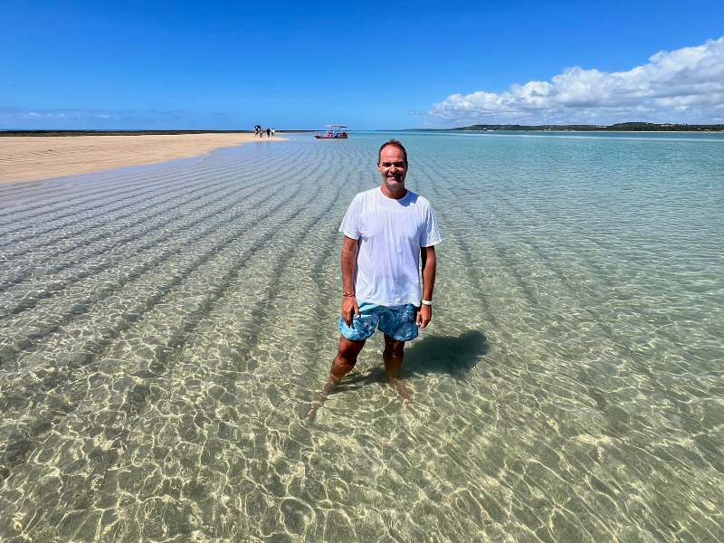 Homem posa pra foto na Croa de São Bento em Maragogi