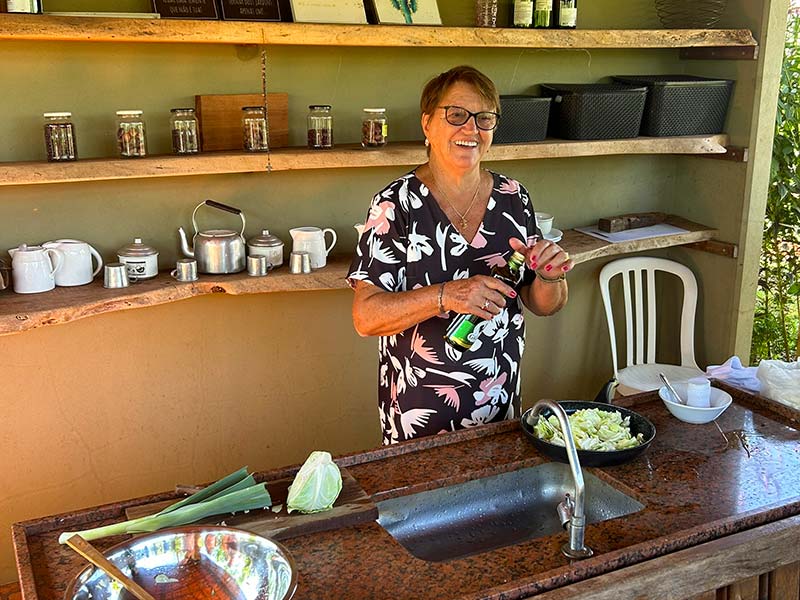 Dona Andrelina Farsoni faz repolho refogado na horta do Areia que Canta, em Brotas, SP