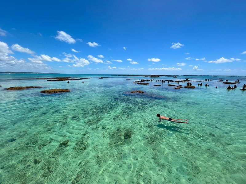 Homem nada nas piscinas naturais de Maragogi, perto de São Miguel dos Milagres