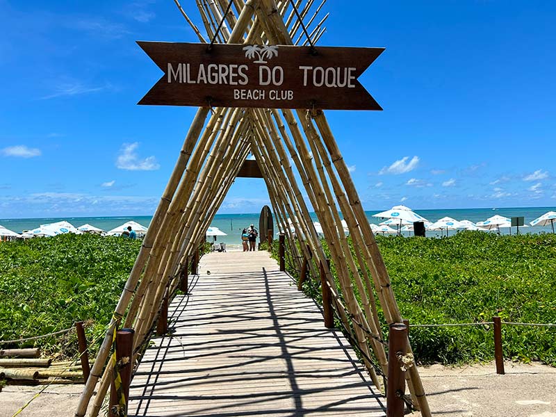 Passarela leva à praia do Toque no Milagres do Toque, beach club, dica de o que fazer em São Miguel dos Milagres