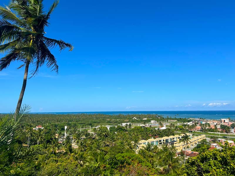 Mirante do Alto do Cruzeiro com vista para a cidade de Milagres e também para a praia em dia de céu azul