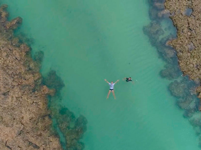 Homem boia nas piscinas naturais do Toque, dica do que fazer em São Miguel dos Milagres