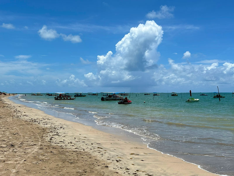 Barcos parados no mar da praia de Porto da Rua, dica de o que fazer em São Miguel dos Milagres