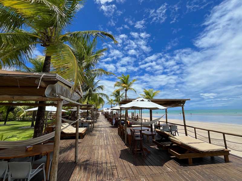 Lounge VIP do Hibiscus Beach Club em frente ao mar da Praia de Ipioca