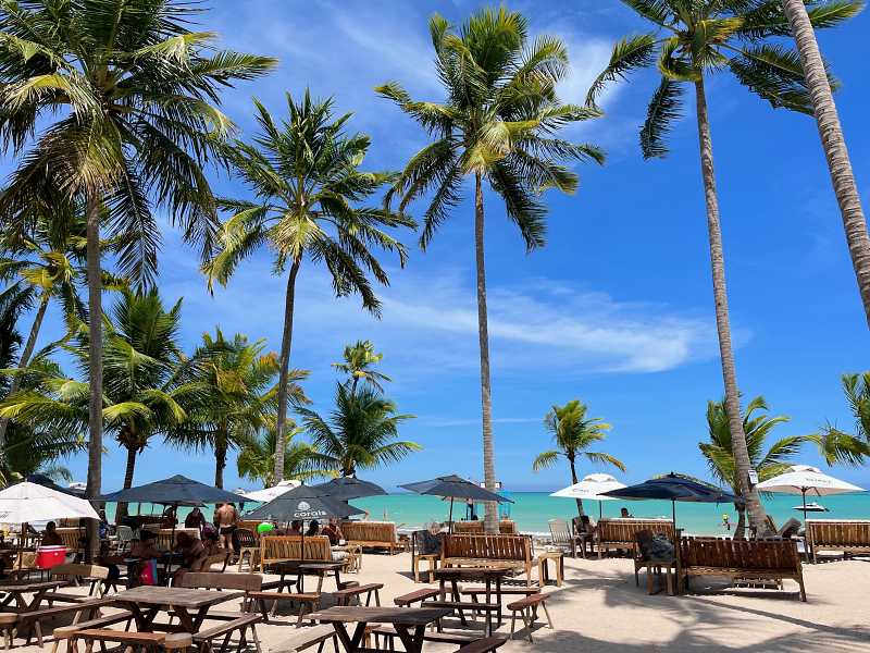 Cadeiras em frente ao mar de Ipioca no Corais Beach Club, uma das melhores praias de Maceió