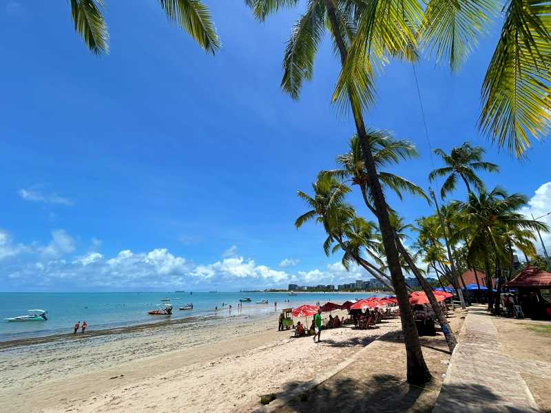 Barracas de praia em dia de céu azul em Ponta Verde, Alagoas