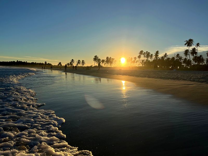 Pôr do sol visto a partir do mar na Praia do Francês em Alagoas