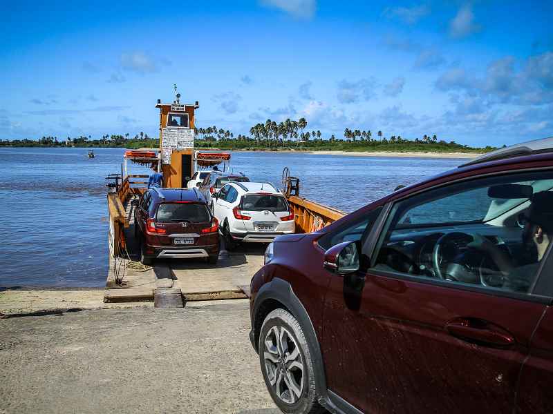 Carros na balsa entre Porto de Pedras e São Miguel dos Milagres