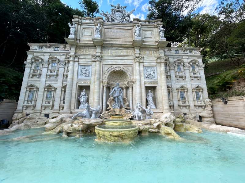 Fontana di Trevi de Serra Negra durante o dia e vazia