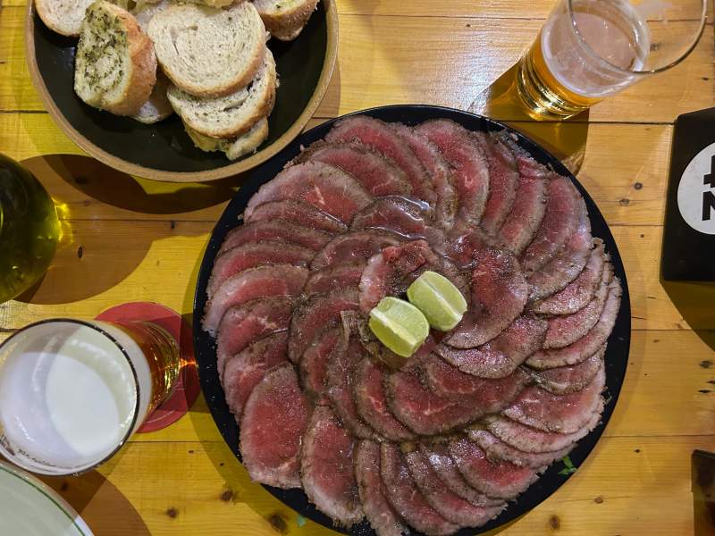 Rosbife caseiro feito no Chopp 40 com pães e bebida