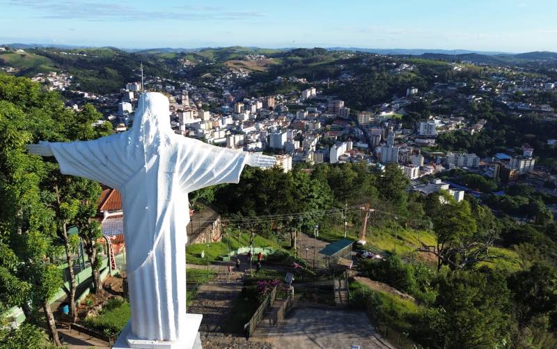 Cristo Redentor, visto de cima, de braços abertos para Serra Negra