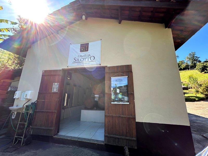 Entrada da área de produção de vinho da Família Silotto