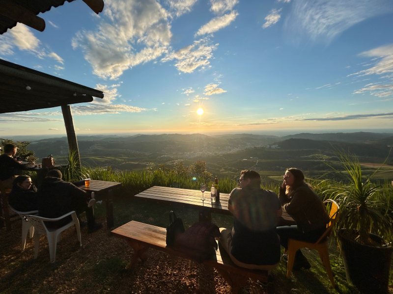 Pessoas apreciando o pôr do sol no Mirante Alto da Serra, dica de o que fazer em Serra Negra