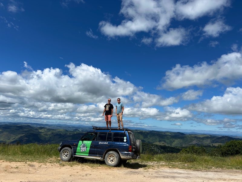 Homens em pé em cima do jeep da Serra 4X4, dica de o que fazer em Serra Negra