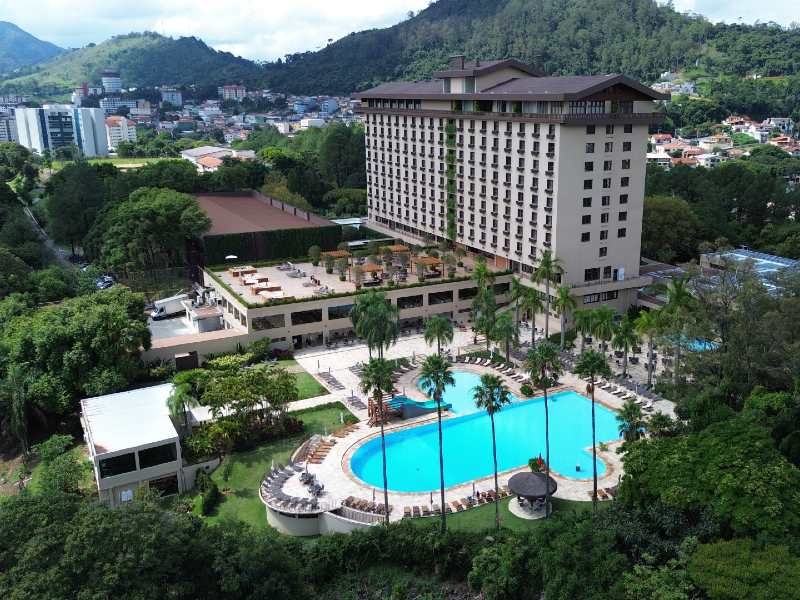 Vista de cima do Bendito Cacao Family Resort com piscina ao ar livre e árvores