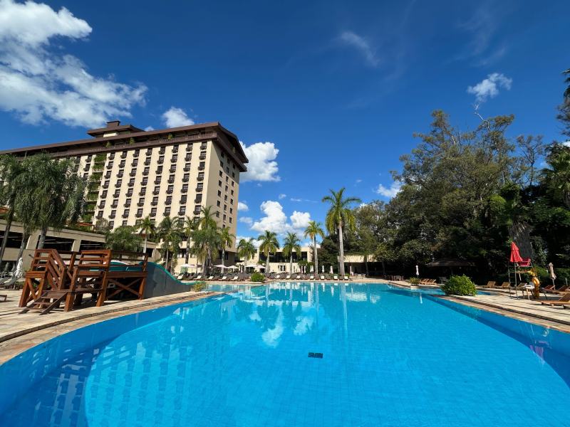 Piscina ao ar livre do Bendito Cacao, hotel em Águas de Lindoia, em dia de céu azul