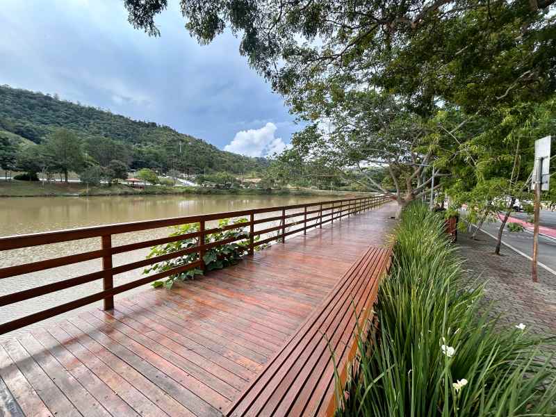 Deck vazio da Represa Cavalinho Branco, dica de o que fazer em Águas de Lindoia