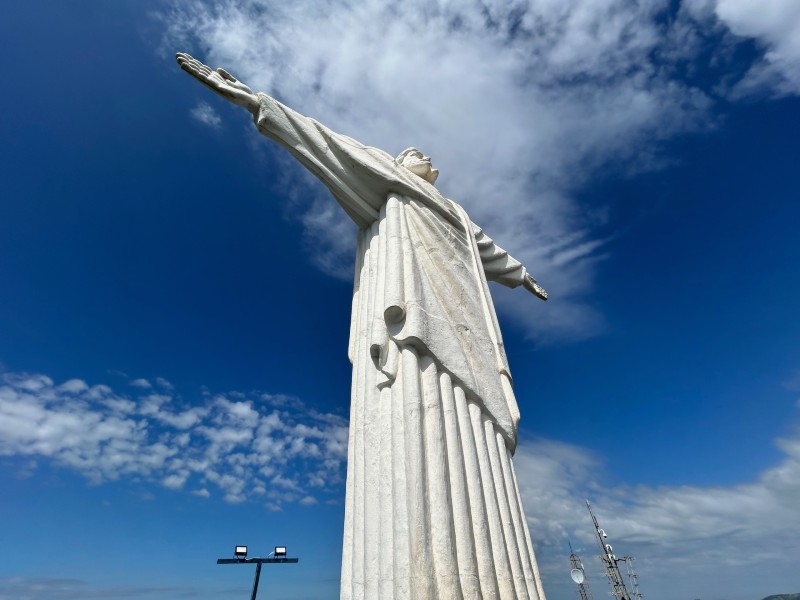 Cristo Redentor de Águas de Lindoia em dia de céu azul com poucas nuvens