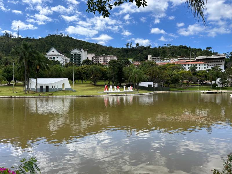 Praça Adhemar de Barros com lago e letreiro da cidade