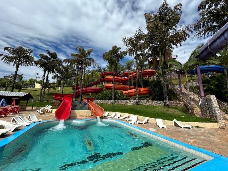 Piscina vazia e toboáguas laranja e vermelho do Thermas Hot World, dica de o que fazer em Águas de Lindoia 
