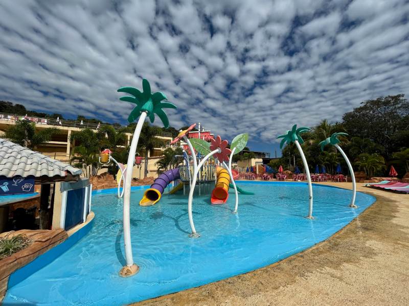 Área kids do Thermas Hot World com piscina vazia e toboáguas