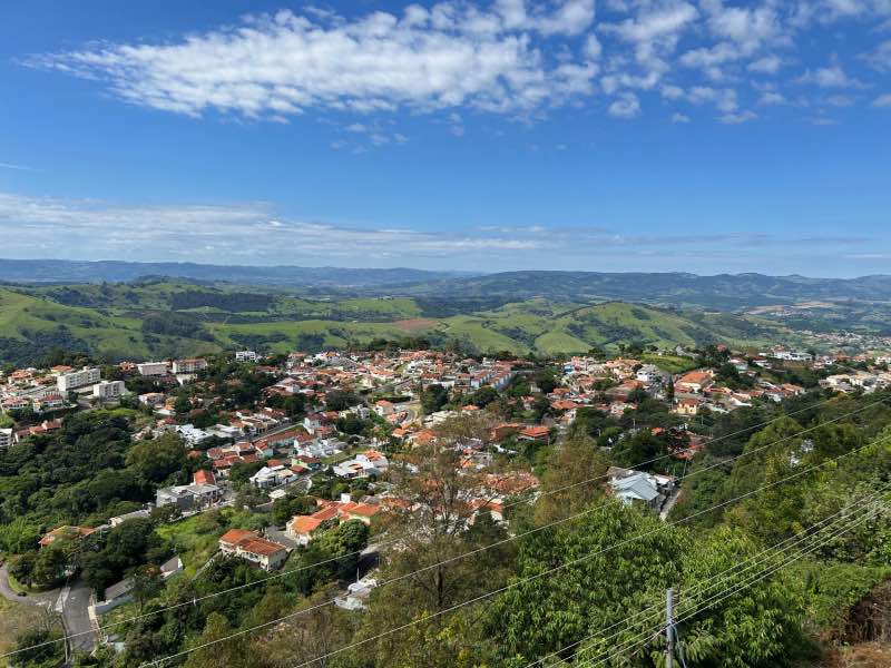 Águas de Lindoia vista do Morro do Cruzeiro em dia de céu azul com algumas nuvens