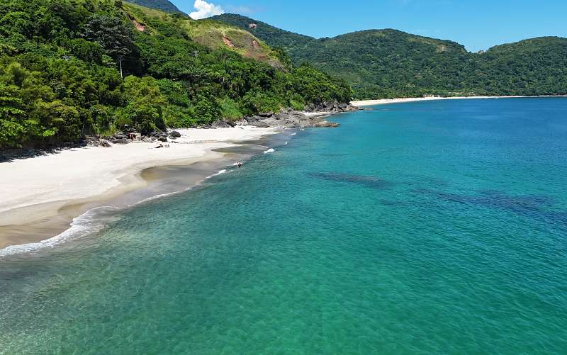 Vista área da Praia de Santiago em São Sebastião, São Paulo, em dia ensolarado e mar clarinho (Foto: Esse Mundo É Nosso)