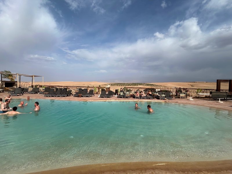 Pessoas se divertem em uma piscina no Deserto de Agafay, no Marrocos
