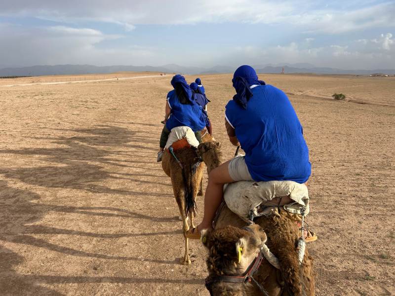 Pessoas andam de camilo do Deserto de Agafay, dica de o que fazer em Marrakech