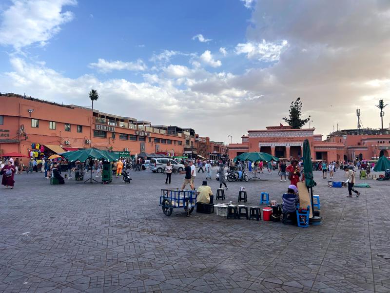 Ambulantes e pessoas andando pela praça Praça Jemaa el-Fna, dica de o que fazer em Marrakech